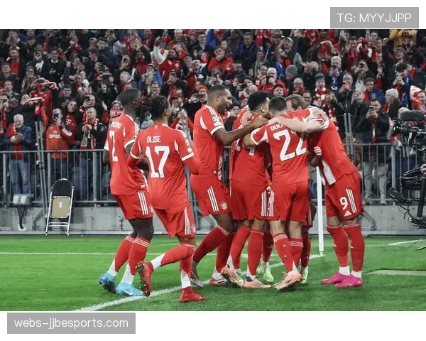 现场消息：安联球场顶棚因大雪部分关闭，拜仁对阵阿森纳比赛在雪中进行